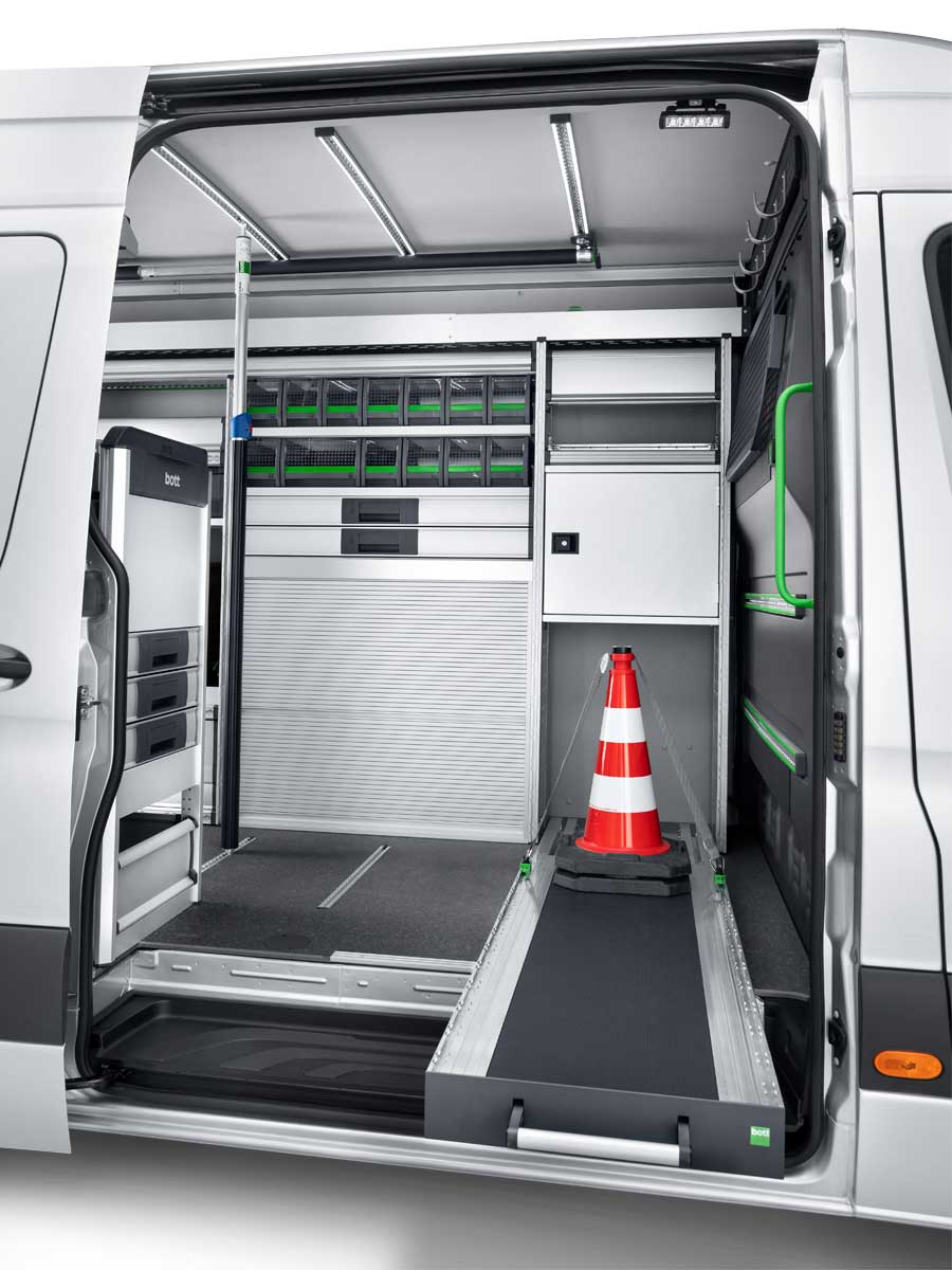 במגירות של מערכת הארגון לרכב bott vario3 ניתן לאבטח גם מטען מגושם להובלה באמצעות רצועות קשירה.
