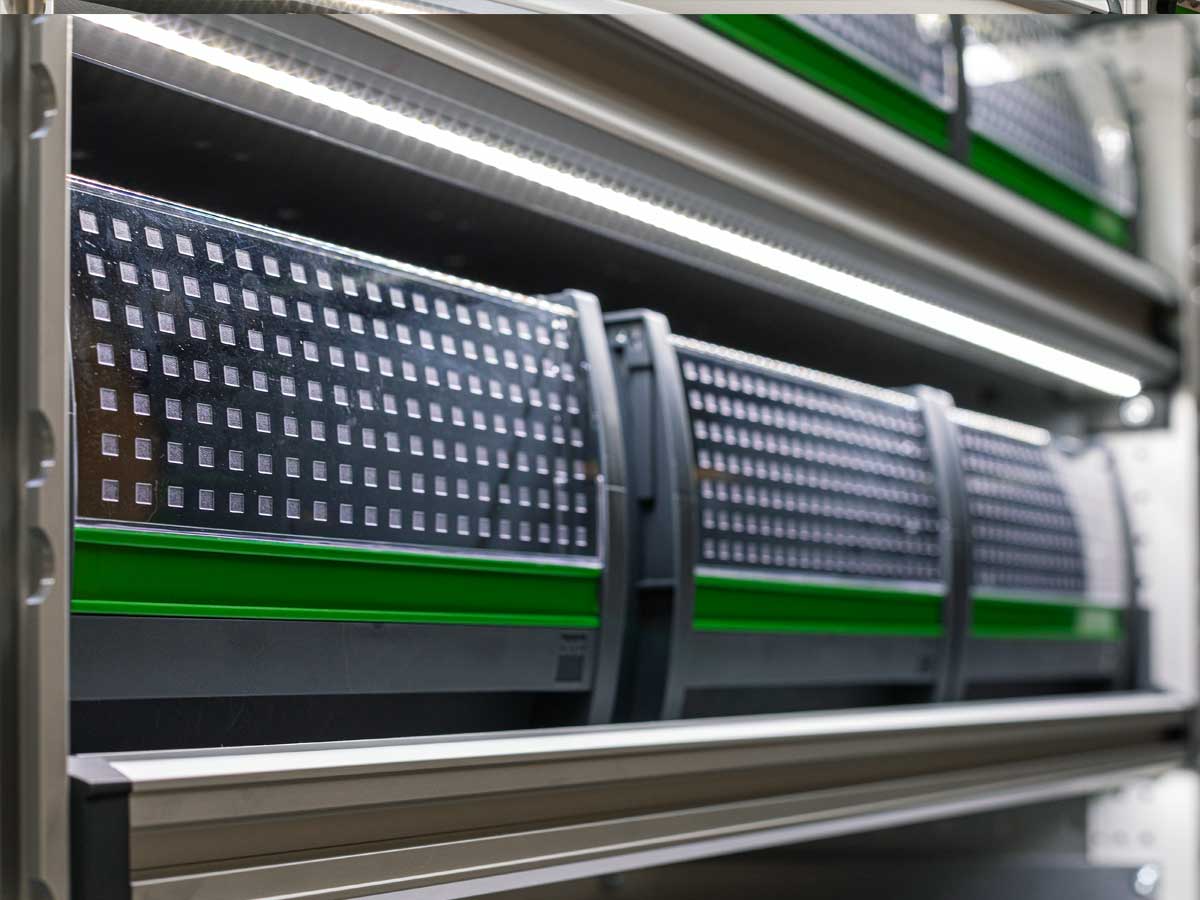 תיבות "bottBox" עם תאורת LED ברכב מסחרי