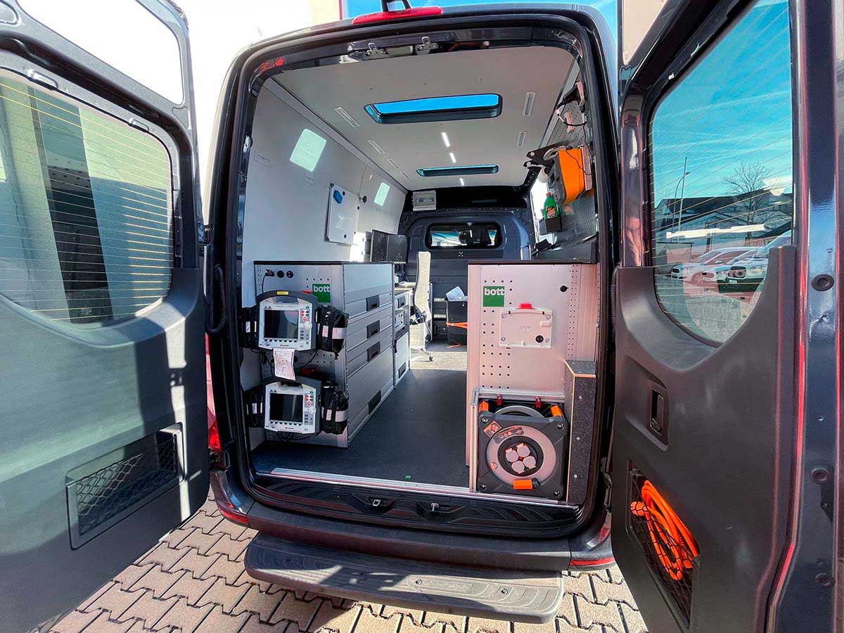 Fahrzeugeinrichtung in einem Sprinter für Medizintechnik