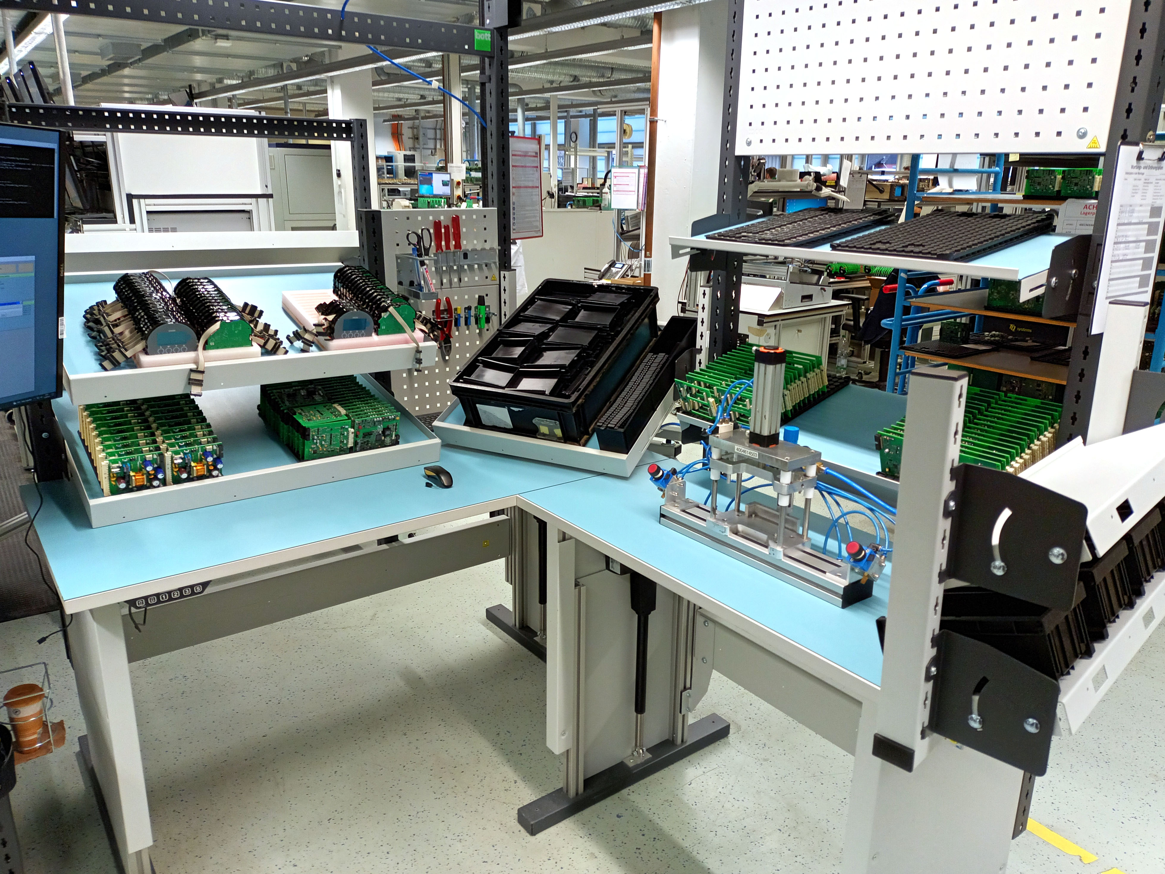 Lean Production mit avero Arbeitsplatzsystemen